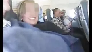 Лесбіянки в білих стрінгах сидять на білому порно відео молоді дивані і мастурбують, дивлячись один на одного