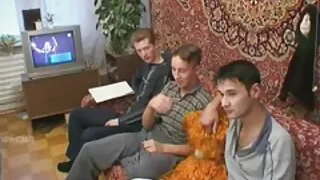 Дві кращі подруги порно відео російське готові натерти Великий член мудака своїми ротами