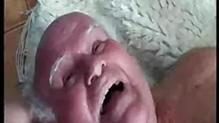 Струнка дівчина в нижній білизні смокче кам'яний елітне порно член пікхар